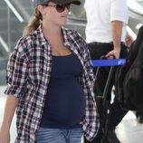 Reese Witherspoon pasea su tercer embarazo por el aeropuerto de Los Ángeles