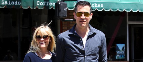 Reese Witherspoon pasea su tercer embarazo con su marido Jim Toth