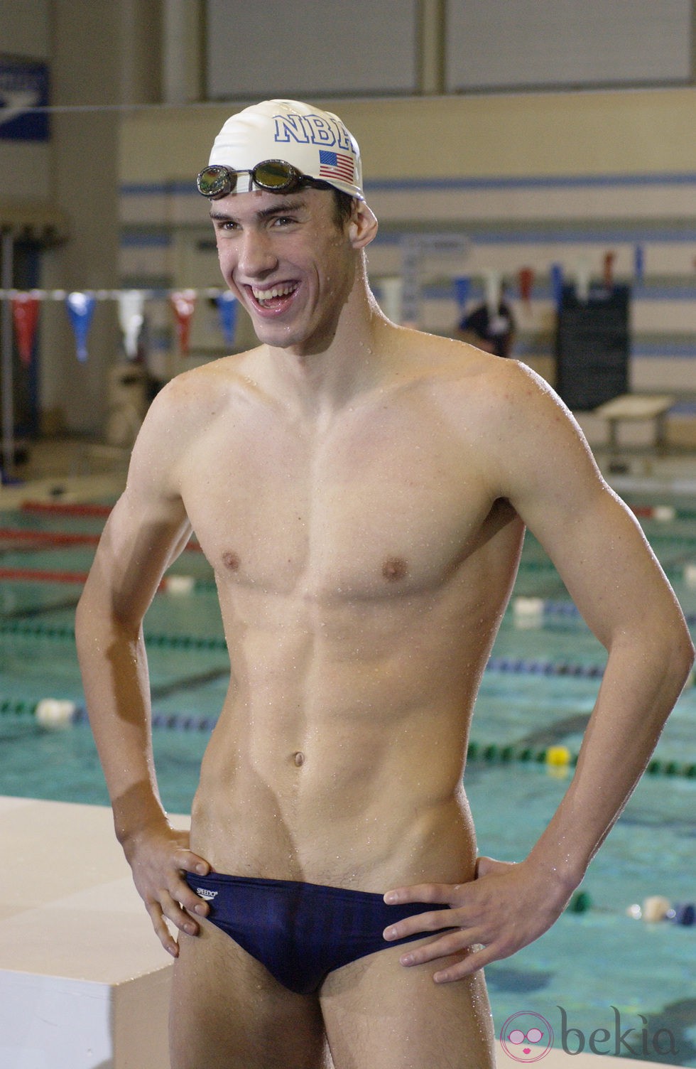 Michael Phelps presume de torso desnudo en 2002