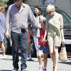 Michelle Williams con su hija y su novio Jason Segel