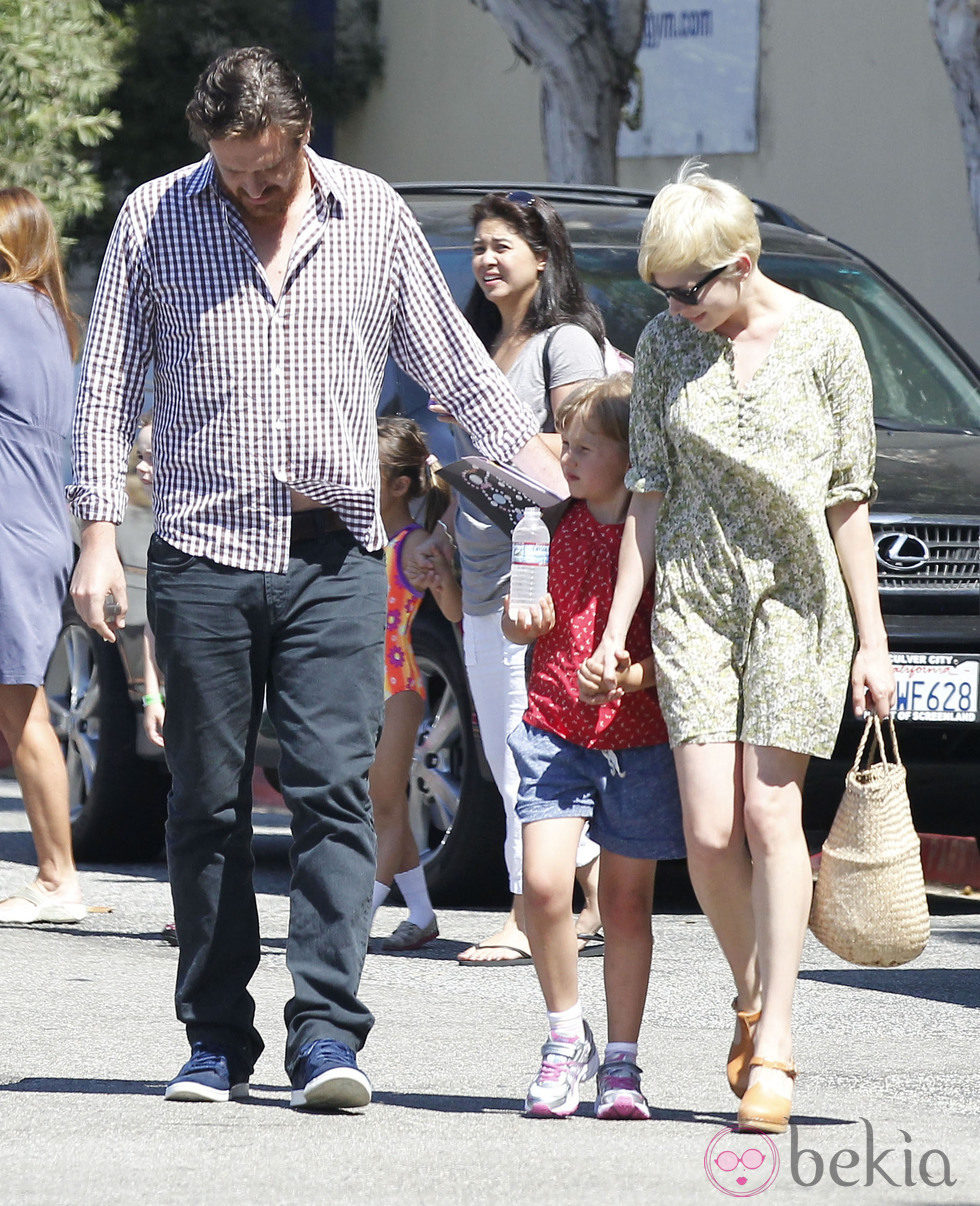 Michelle Williams con su hija y su novio Jason Segel