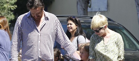 Michelle Williams con su hija y su novio Jason Segel