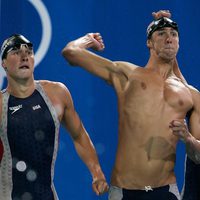 Michael Phelps y Ryan Lochte celebran su victoria en Atenas 2004