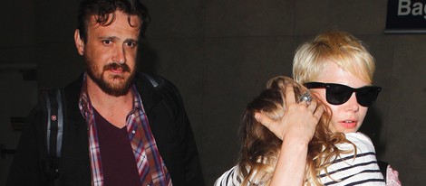 La acrtiz Michelle Williams con su hija y su novio Jason Segel