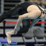 Michael Phelps tirándose a la piscina