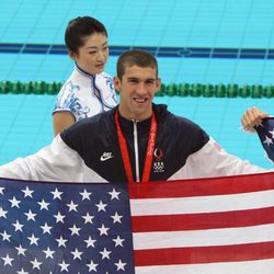 Michael Phelps con la bandera de Estados Unidos