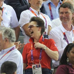 La Princesa Ana y Sir Timothy Laurence celebran la victoria británica en ciclismo en pista en Londres 2012