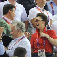 La Princesa Ana y Sir Timothy Laurence celebran la victoria británica en ciclismo en pista en Londres 2012