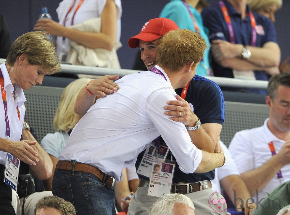 El Príncipe Harry y Peter Phillips se abrazan tras la victoria británica en ciclismo en pista en Londres 2012