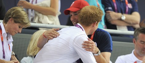 El Príncipe Harry y Peter Phillips se abrazan tras la victoria británica en ciclismo en pista en Londres 2012