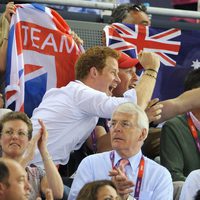 El Príncipe Harry y Peter Phillips se alegran por la victoria británica en ciclismo en pista en Londres 2012