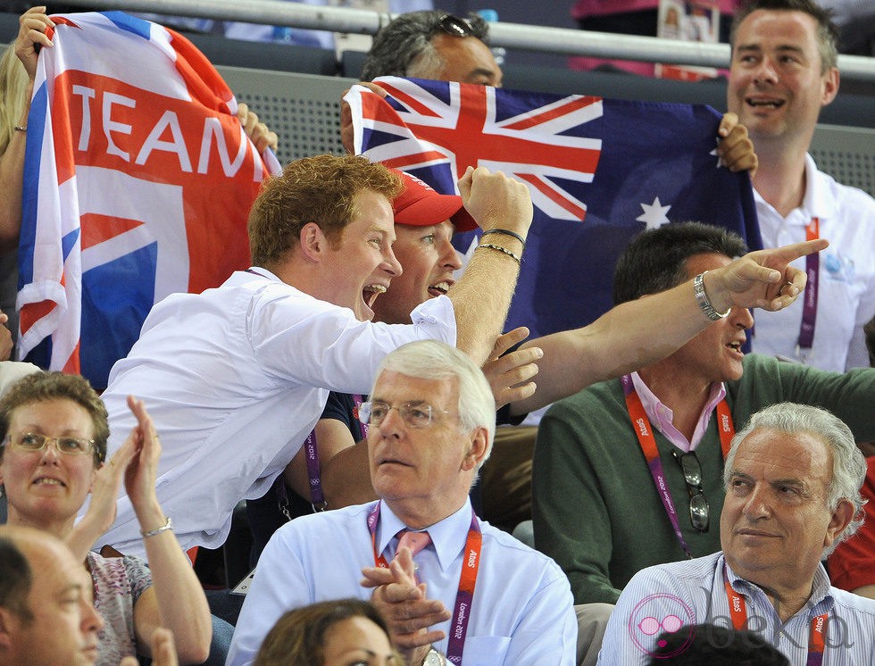 El Príncipe Harry y Peter Phillips se alegran por la victoria británica en ciclismo en pista en Londres 2012