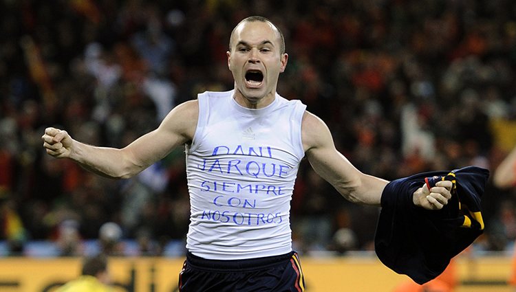 Andrés Iniesta rinde homenaje a Dani Jarque en la final del Mundial de Sudáfrica 2010