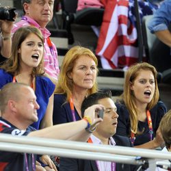 Sarah Ferguson y las Princesas de York viendo ciclismo en pista en Londres 2012