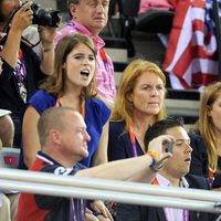 Sarah Ferguson y las Princesas de York viendo ciclismo en pista en Londres 2012