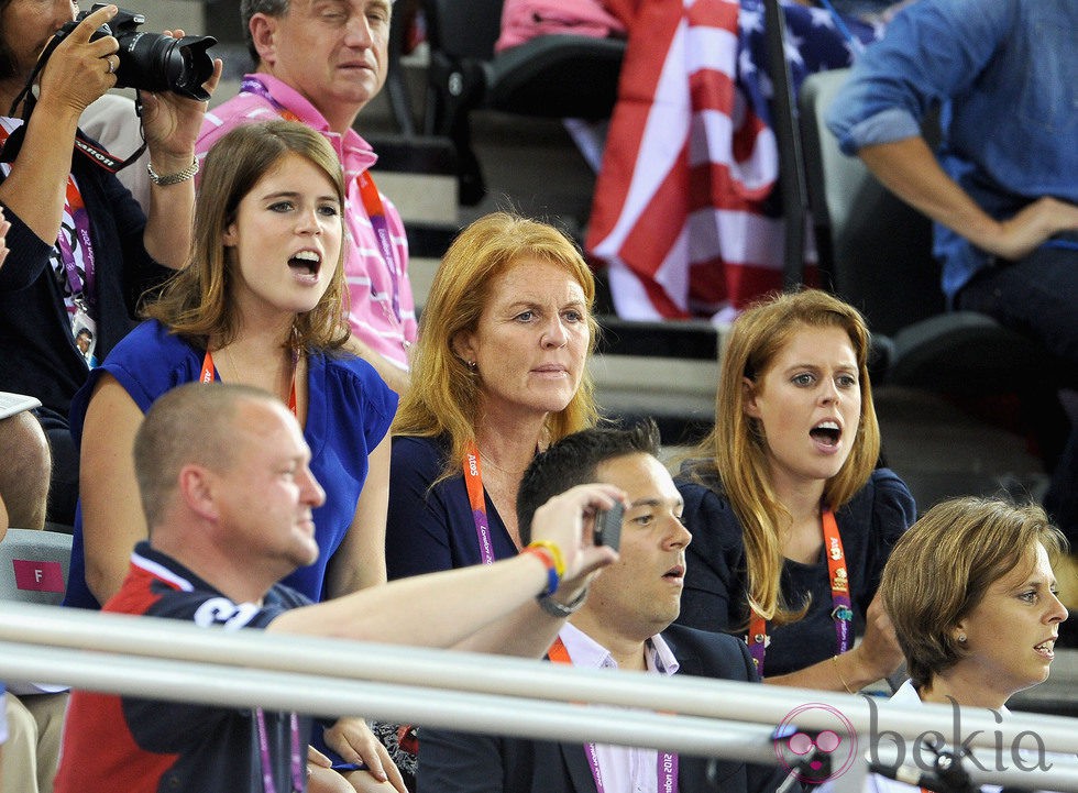 Sarah Ferguson y las Princesas de York viendo ciclismo en pista en Londres 2012