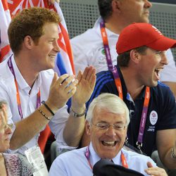 El Príncipe Harry y Peter Phillips animan a Gran Bretaña en Londres 2012