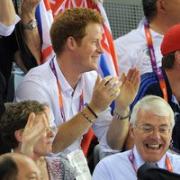 El Príncipe Harry y Peter Phillips animan a Gran Bretaña en Londres 2012