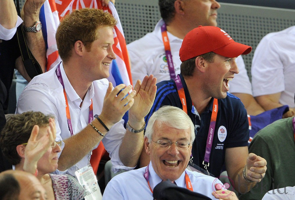 El Príncipe Harry y Peter Phillips animan a Gran Bretaña en Londres 2012