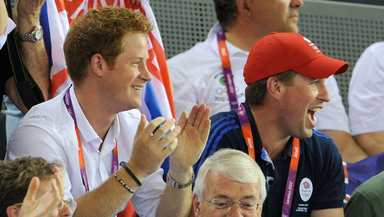 El Príncipe Harry y Peter Phillips animan a Gran Bretaña en Londres 2012