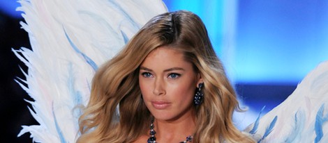 Doutzen Kroes desfilando con las alas de Victoria's Secret