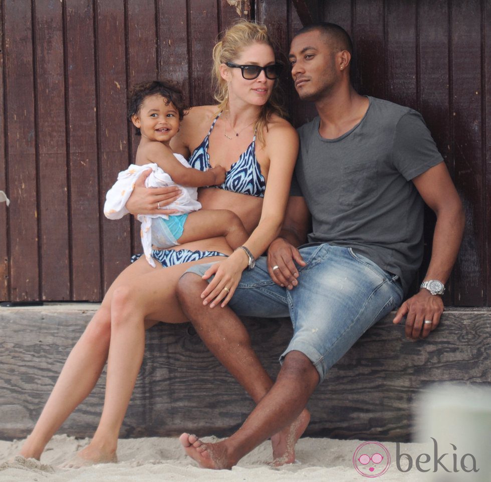 Doutzen Kroes con su marido Sunnery James y su hijo Phyllon en Miami