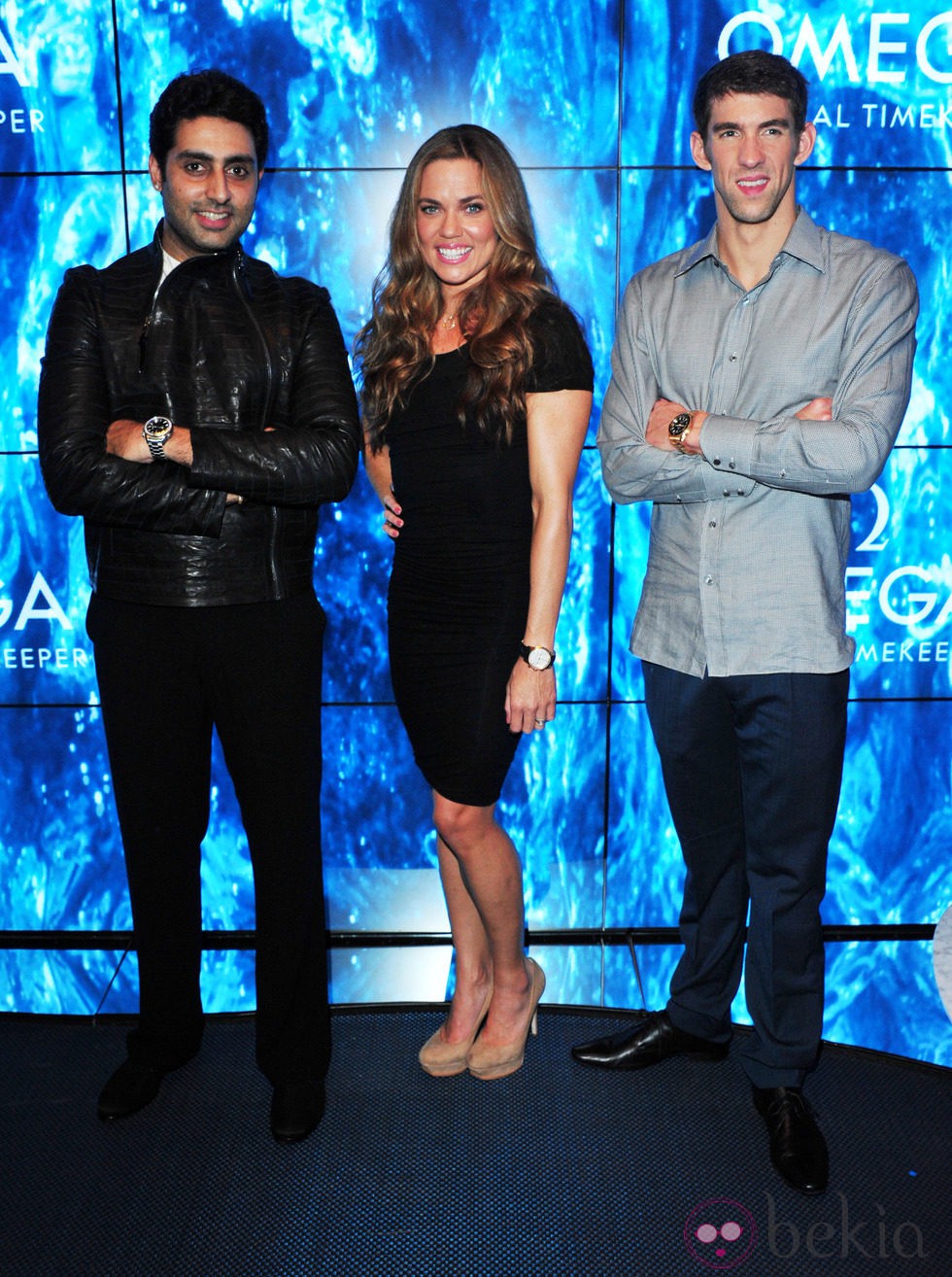 Michael Phelps, Abhishek Bachchan y la nadadora Natalie Coughlin en Londres