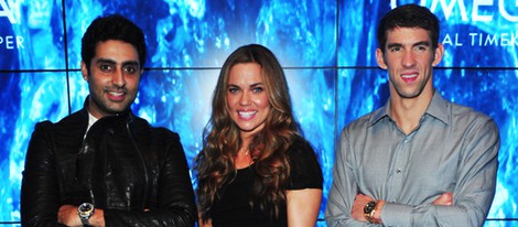 Michael Phelps, Abhishek Bachchan y la nadadora Natalie Coughlin en Londres