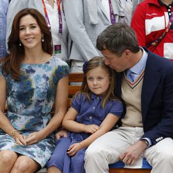 Federico de Dinamarca besa a su hija Isabel junto a la Princesa Mary en Londres 2012