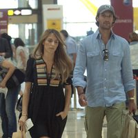 Rafa Medina y Laura Vecino en el aeropuerto de Barajas