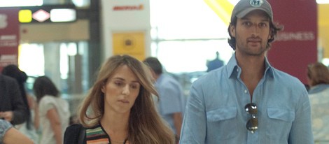 Rafa Medina y Laura Vecino en el aeropuerto de Barajas