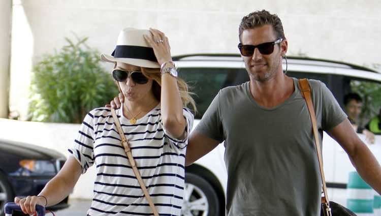 Patricia Conde y Carlos Seguí en el aeropuerto de Palma de Mallorca