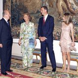 El Rey conversa con la Reina y los Príncipes de Asturas en la cena a las autoridades de Baleares