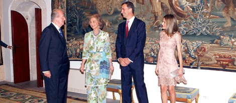 El Rey conversa con la Reina y los Príncipes de Asturas en la cena a las autoridades de Baleares