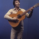 Sancho Gracia tocando la guitarra en la década de los 70