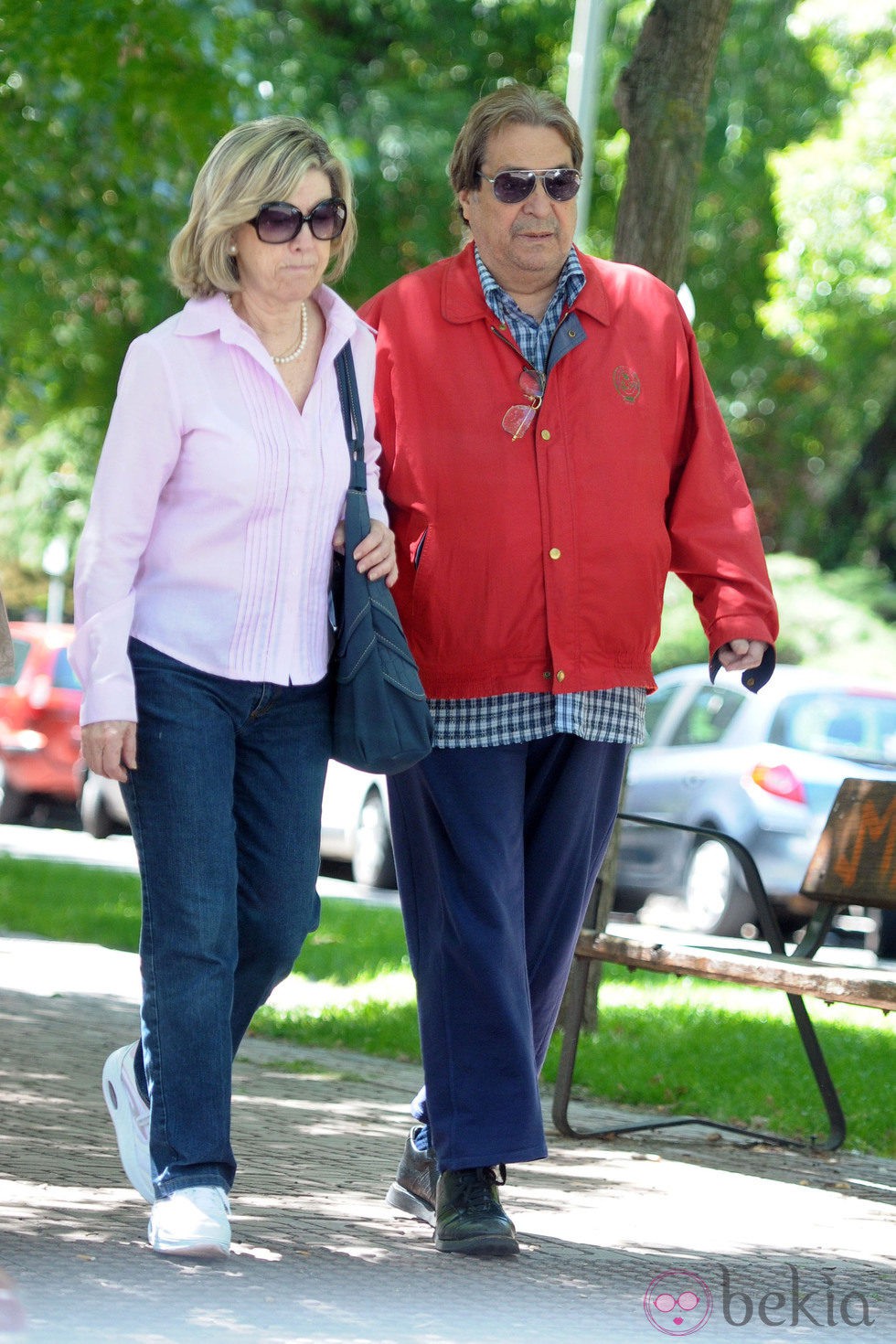 Sancho Gracia y su mujer Noelia paseando por las calles de Madrid