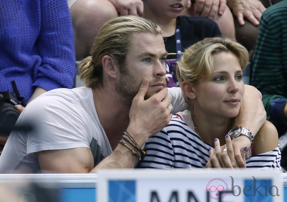 Elsa Pataky y Chris Hemsworth en un partido de waterpolo en Londres 2012