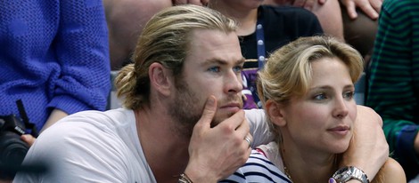 Elsa Pataky y Chris Hemsworth en un partido de waterpolo en Londres 2012