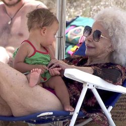 Cayetana de Alba sostiene a un bebé durante un día de playa