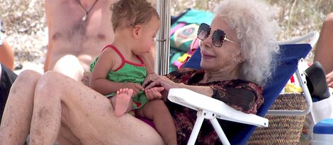 Cayetana de Alba sostiene a un bebé durante un día de playa