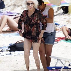 La Duquesa de Alba con su asistenta en la playa