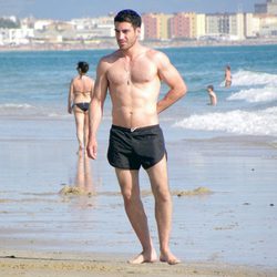 Miguel Ángel Silvestre con el torso desnudo