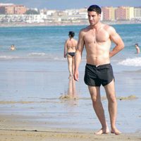 Miguel Ángel Silvestre con el torso desnudo