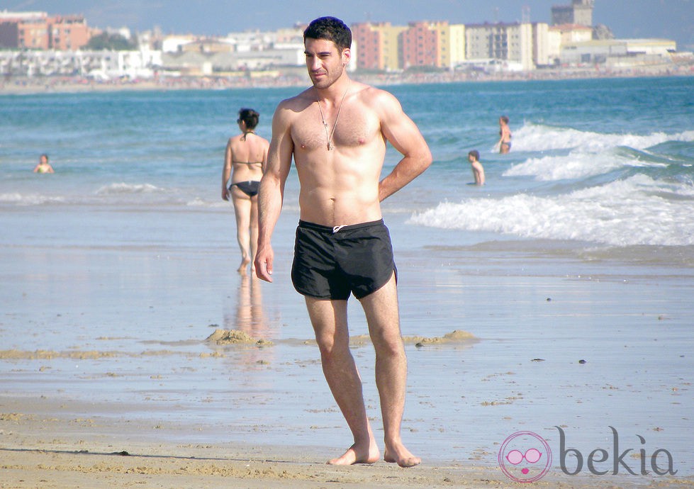 Miguel Ángel Silvestre con el torso desnudo