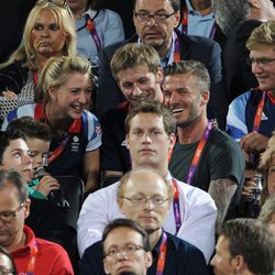 David Beckham bromea con Laura Trott, Jason Kenny y Constantine Louloudis en Londres 2012