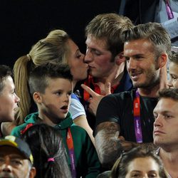 Laura Trott y Jason Kenny besándose junto a David Beckham y sus hijos en Londres 2012