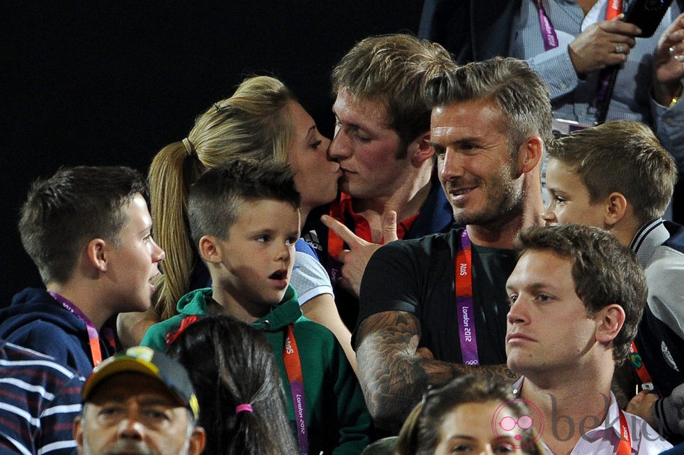 Laura Trott y Jason Kenny besándose junto a David Beckham y sus hijos en Londres 2012