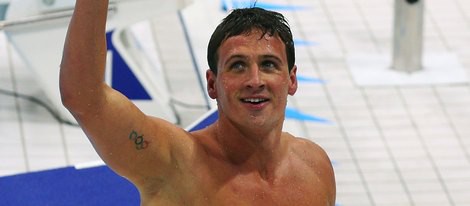 Ryan Lochte saluda con el torso desnudo