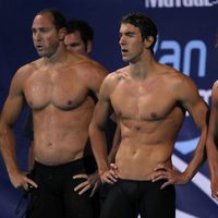 Jason Lezak, Michael Phelps y Ryan Lochte con el torso desnudo