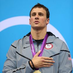 Ryan Lochte con una medalla de oro obtenida en Londres 2012